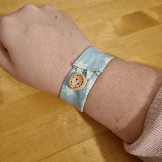 Attache-haut pour allaitement
