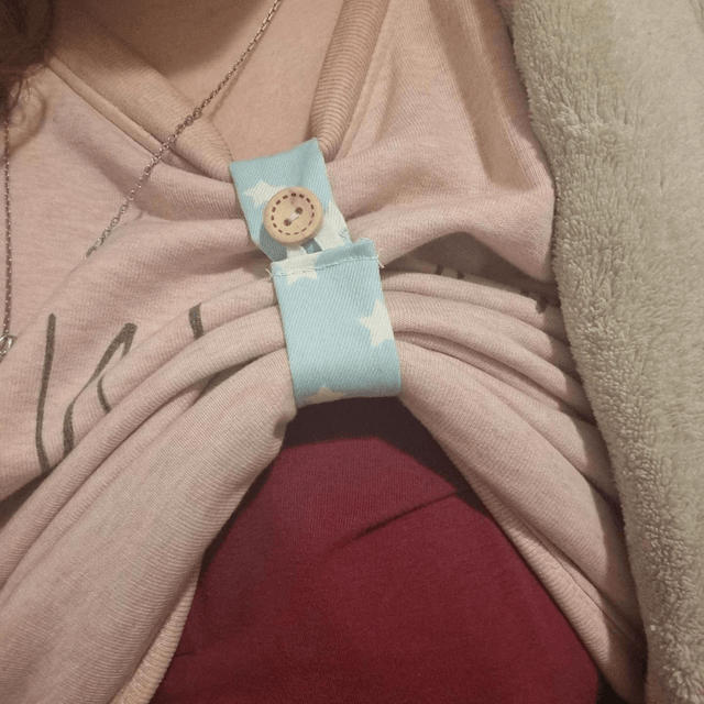 Attache-haut pour allaitement